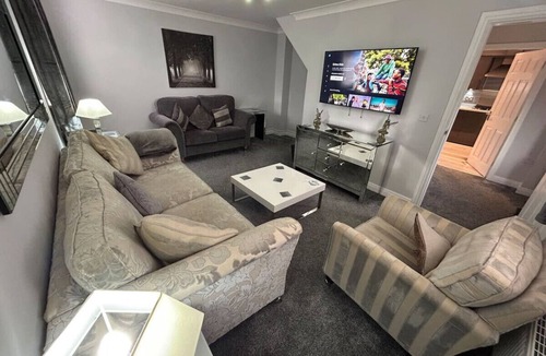 Crewe House | Spacious House To Accommodate 6