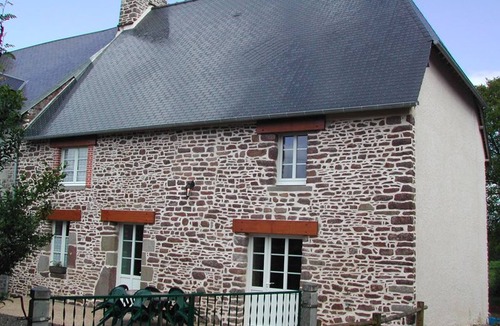 Ver Cottage | Spacious house with courtyard, fireplace, and secure pond in Ver