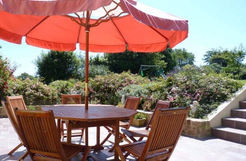 Grosville Cottage | Spacious house with garden, fireplace, WiFi, pets allowed