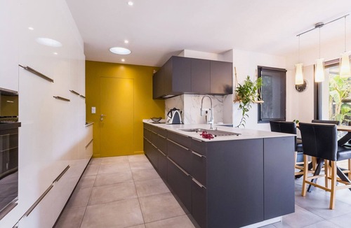Nozay Cottage | Spacious house with heated pool, pets allowed