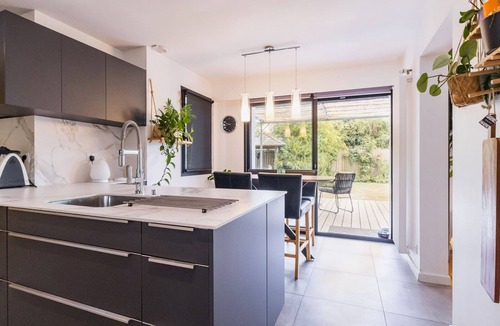 Nozay Cottage | Spacious house with heated pool, pets allowed