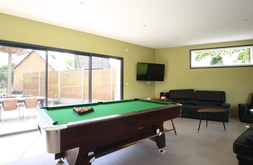 Vesly Cottage | Spacious house with heated pool and pets allowed