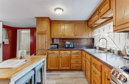 Dundee House | Spacious house with hot tub, gas fireplace, firepit - dog friendly