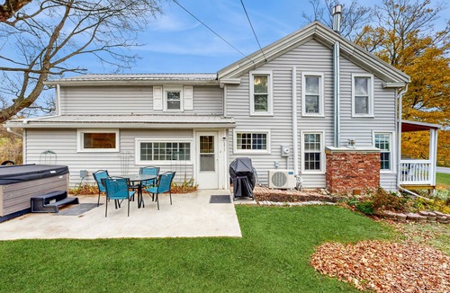 Dundee House | Spacious house with hot tub, gas fireplace, firepit - dog friendly