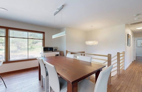 Cushing House | Spacious House with Modern Comforts and Nature