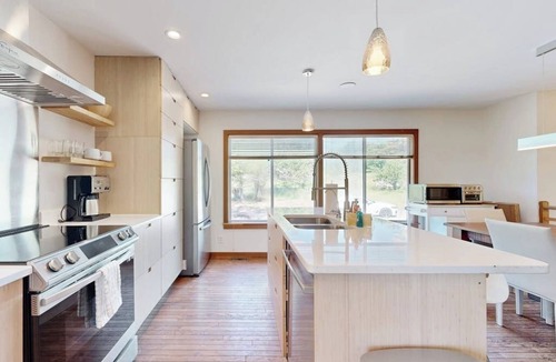 Cushing House | Spacious House with Modern Comforts and Nature