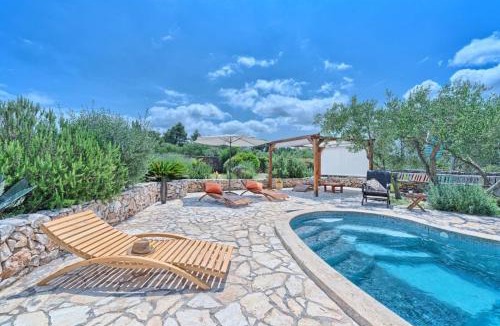 Cove Basina (Jelsa) House | Spacious House with Private Pool in Stari Grad