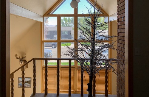 Thermopolis House | Spacious house with free wifi, Smart TVs + private hot tub