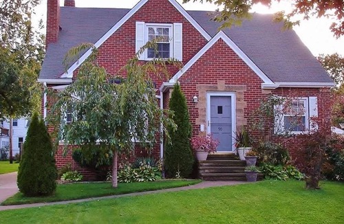 Euclid House | Spacious house with WiFi and AC in peaceful Euclid