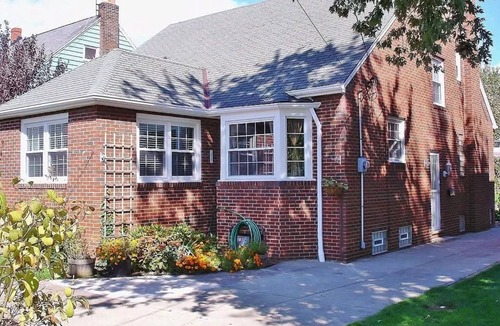 Euclid House | Spacious house with WiFi and AC in peaceful Euclid