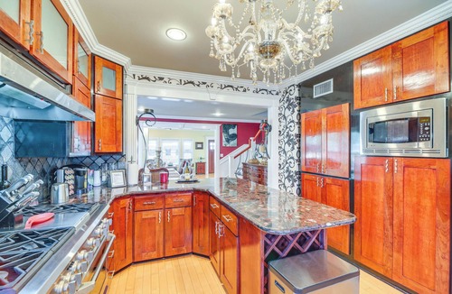 Midtown House | Spacious Houston Home w/Deck ~ 2 Mi to Downtown!
