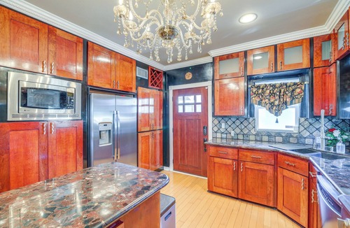 Midtown House | Spacious Houston Home w/Deck ~ 2 Mi to Downtown!