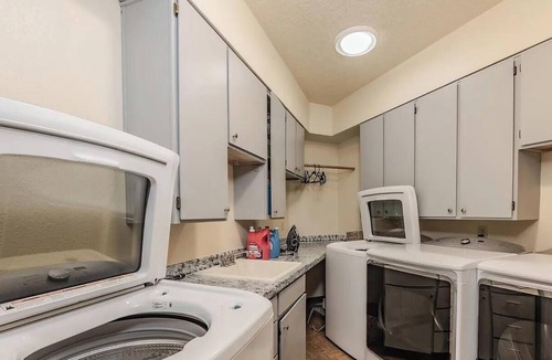 Fairview House | Spacious Huge house with Large Lot with Hot tub near Portland Airport