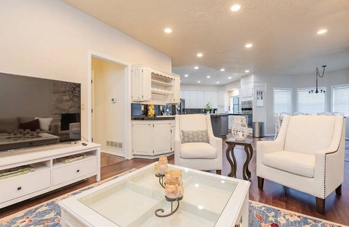 Fairview House | Spacious Huge house with Large Lot with Hot tub near Portland Airport