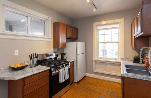 Hyde Park Apartment | Spacious in Hyde Park with Patio