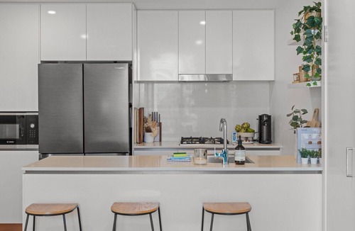 Newstead Apartment | Spacious Inner-City Apartment with Pool