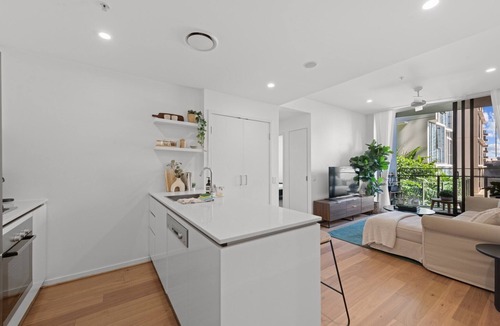 Newstead Apartment | Spacious Inner-City Apartment with Pool