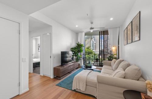 Newstead Apartment | Spacious Inner-City Apartment with Pool