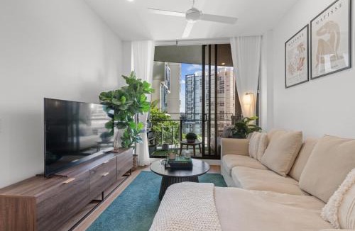 Newstead Apartment | Spacious Inner-City Apartment with Pool