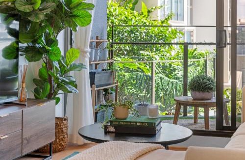 Newstead Apartment | Spacious Inner-City Apartment with Pool