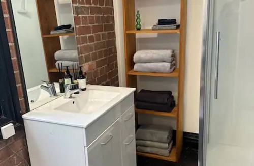 Te Aro Apartment | Spacious Inner-City Apartment!