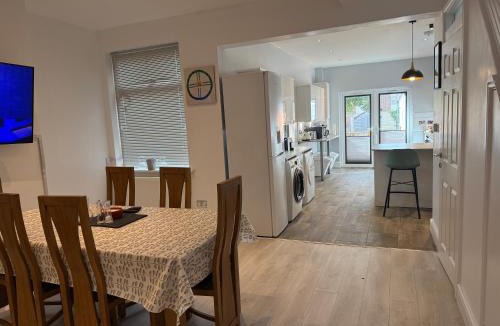 Doncaster House | Spacious John York House & Parking