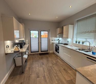 Doncaster House | Spacious John York House & Parking