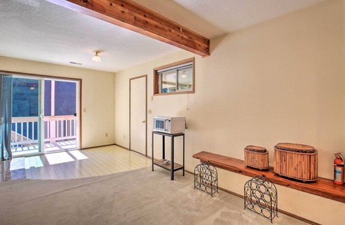 Kalama Apartment | Spacious Kalama Studio w/Riverfront Deck!