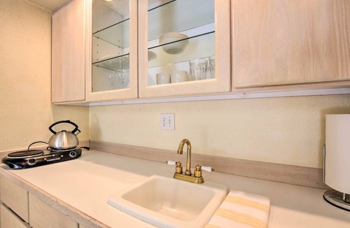 Kalama Apartment | Spacious Kalama Studio w/Riverfront Deck!