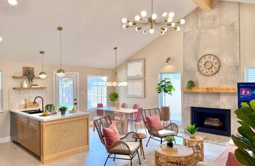 Barker House | Spacious Katy Home, Firepit Backyard, Sleeps 10 - GN