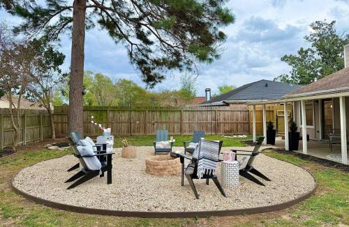 Barker House | Spacious Katy Home, Firepit Backyard, Sleeps 10 - GN