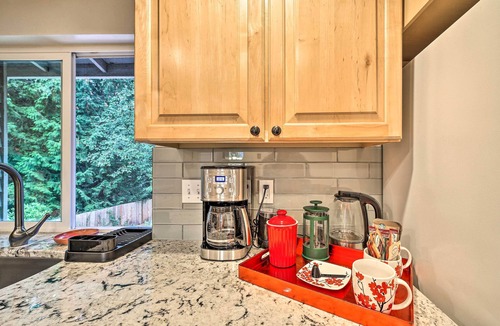 Kent House | Spacious Kent Getaway w/Yard, Deck + Grill!