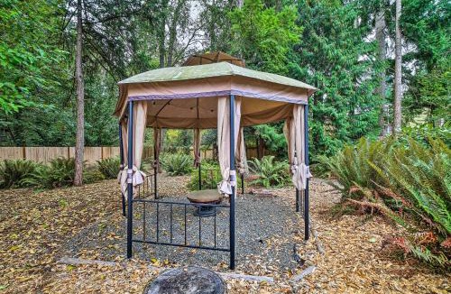 Kent House | Spacious Kent Getaway with Yard, Deck and Grill!