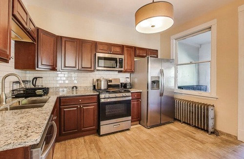 Edgewater Apartment | Spacious King 1BD Top Floor Walkable Edgewater