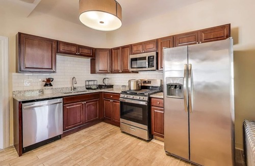 Edgewater Apartment | Spacious King 1BD Top Floor Walkable Edgewater
