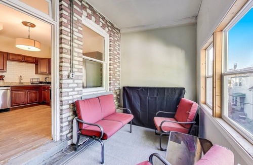 Edgewater Apartment | Spacious King 1BD Top Floor Walkable Edgewater