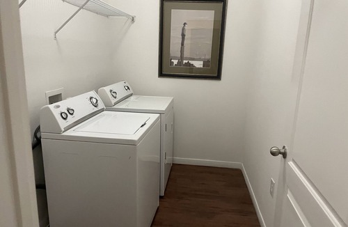 Clodine Apartment | ⭐️Spacious King Bed Apt. ⭐️ Near Hobby ✈️