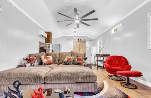 Athens Villa | Spacious King Cottage-Mins from Downtown