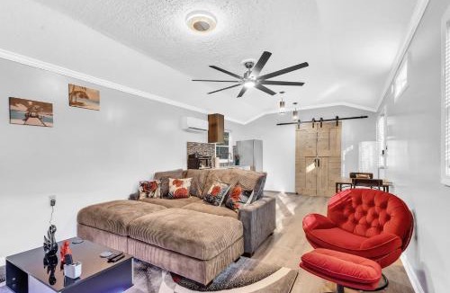 Athens Villa | Spacious King Cottage-Mins from Downtown