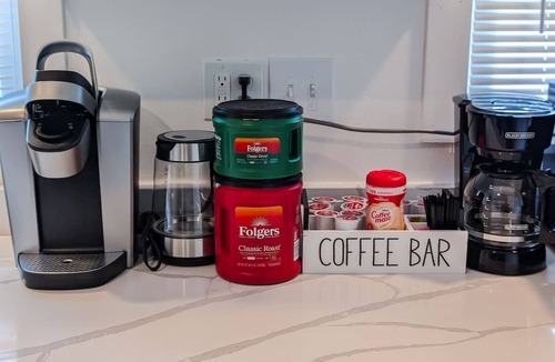 Delaware House | Spacious King Games Fire Pit 5 Min to Zoo!