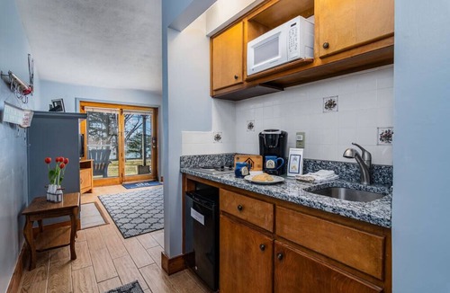 Big Cedars Apartment | Spacious King Lakefront Suite, Walk-In Entry, Cmty Hot Tub, Dog Friendly, Free Tickets