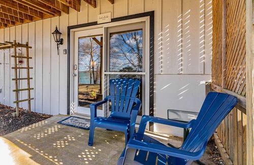Big Cedars Apartment | Spacious King Lakefront Suite, Walk-In Entry, Cmty Hot Tub, Dog Friendly, Free Tickets