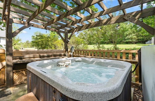 Big Cedars Apartment | Spacious King Lakefront Suite, Walk-In Entry, Cmty Hot Tub, Dog Friendly, Free Tickets