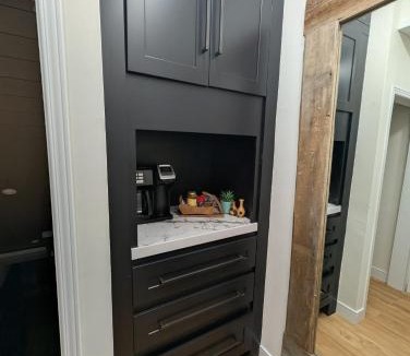 Beamsville Bed & Breakfast | Spacious King Pull Out Suite Beamsville