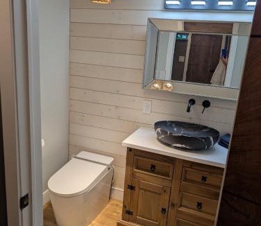Beamsville Bed & Breakfast | Spacious King Pull Out Suite Beamsville