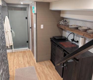 Beamsville Bed & Breakfast | Spacious King Pull Out Suite Beamsville