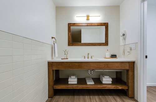 San Angelo Hotel | Spacious King Room with Modern Comforts – Ideal for Relaxing Getaways!