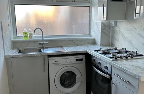 Canning Town House | Spacious Kingsize room