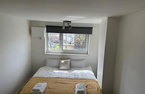 Canning Town House | Spacious Kingsize room