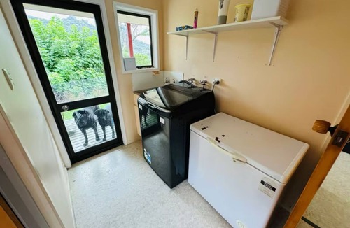 Whangarei Heads House | Spacious Kiwi bach with harbour views